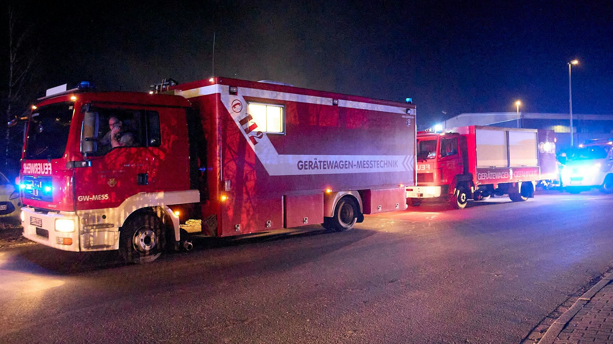 Zwei Fahrzeuge des ABC-Zugs stehen im Rahmen eines Einsatzes in Hellenthal auf der Straße.