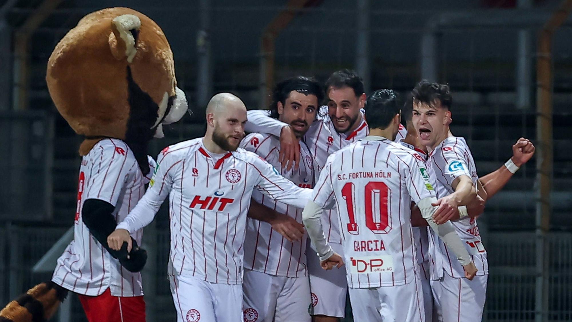 26.02.2026, Fußball, Landespokal Mittelrhein, SC Fortuna Köln - TSV Alemannia Aachen, Südstadion, Viertelfinale Bitburger-Pokal, Saison 2025 2026: Torjubel nach dem Tor zum 1:0 durch Torschütze Nico Thier SC Fortuna Köln 07 DFB regulations prohibit any use of photographs as image sequences and or quasi-video. Nordrhein-Westfalen Deutschland *** 26 02 2026, Soccer, Landespokal Mittelrhein, SC Fortuna Köln TSV Alemannia Aachen, Südstadion, Viertelfinale Bitburger Pokal, Saison 2025 2026 Torjubel nach dem Tor zum 1 0 durch Torschütze Nico Thier SC Fortuna Köln 07 DFB regulations prohibit any use of photographs as image sequences and or quasi video Nordrhein Westfalen Germany