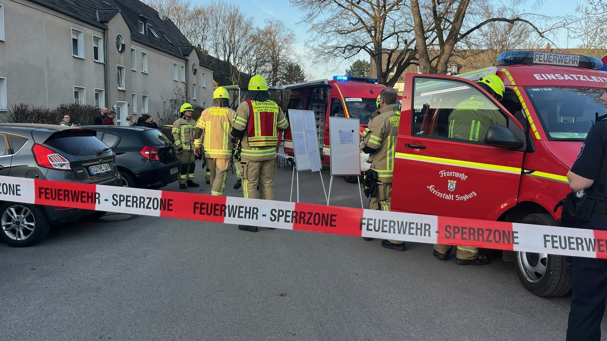 Im Siegburger Stadtteil Brückberg ist am Donnerstag bei Bauarbeiten eine Gasleitung getroffen worden. Gas strömte aus, rund um den Adolf-Kolping-Platz wurde weiträumig abgesperrt.