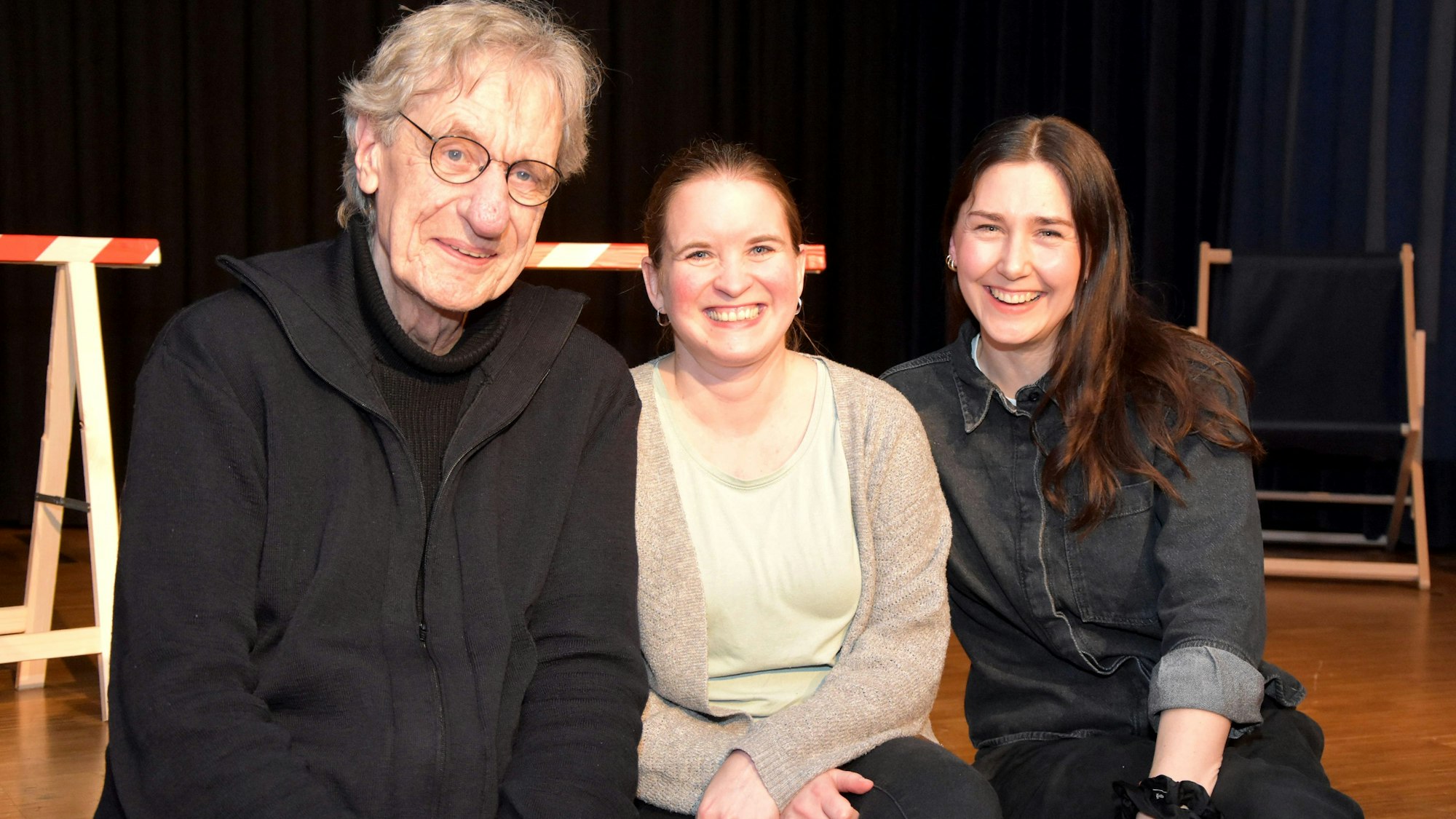 Zu sehen sind Axel Gehring,Christina Simon und Anika Beer vom Jugendtheater im Medio.