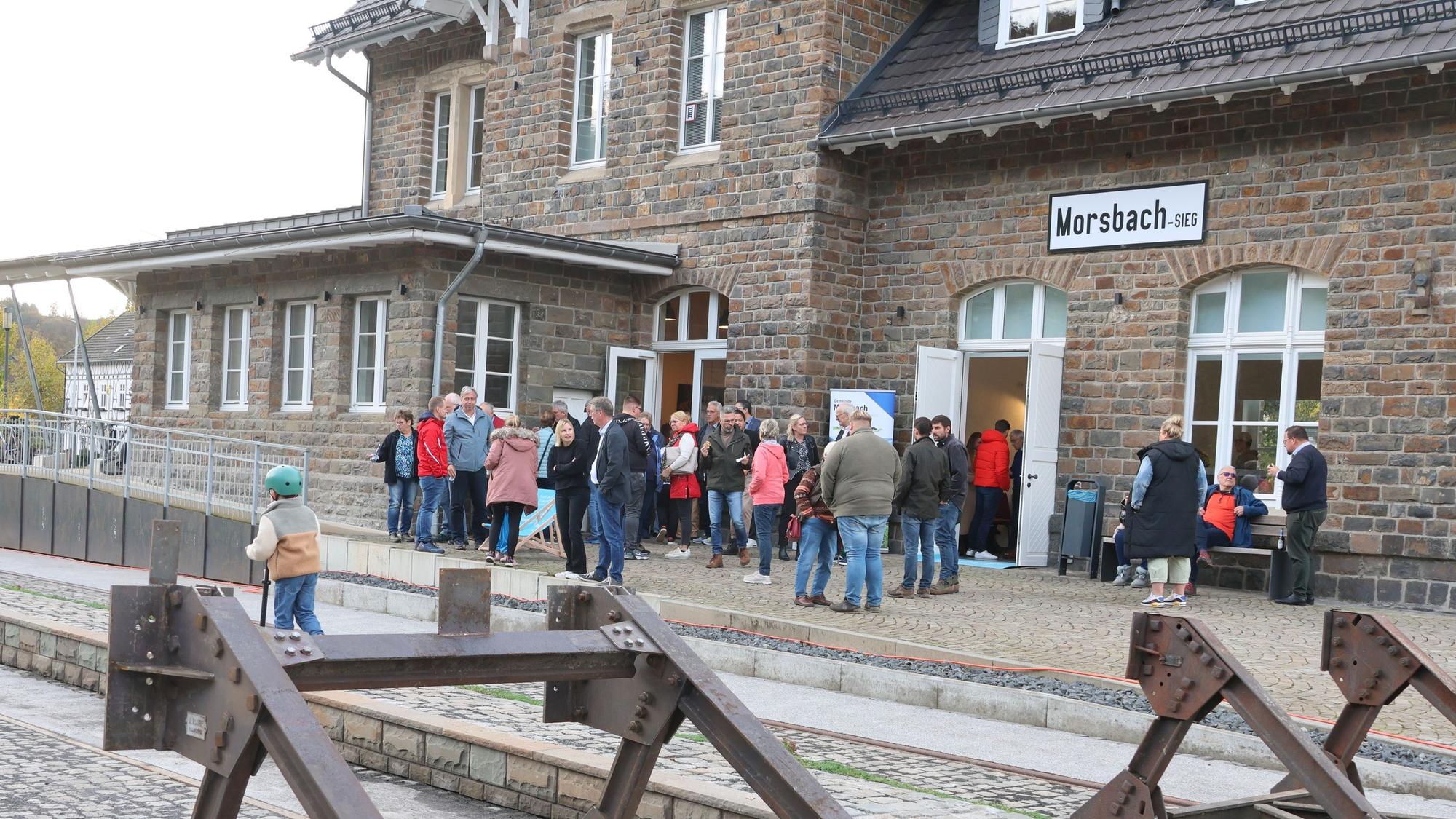 Das Foto zeigt das Freizeitgelände Kulturbahnhof in Morsbach am Tag seiner Einweihung. Im Vordergrund zu sehen sind alte Gleisanlagen mit historischem Bahnsteig hinter dem Kulturbahnhof.