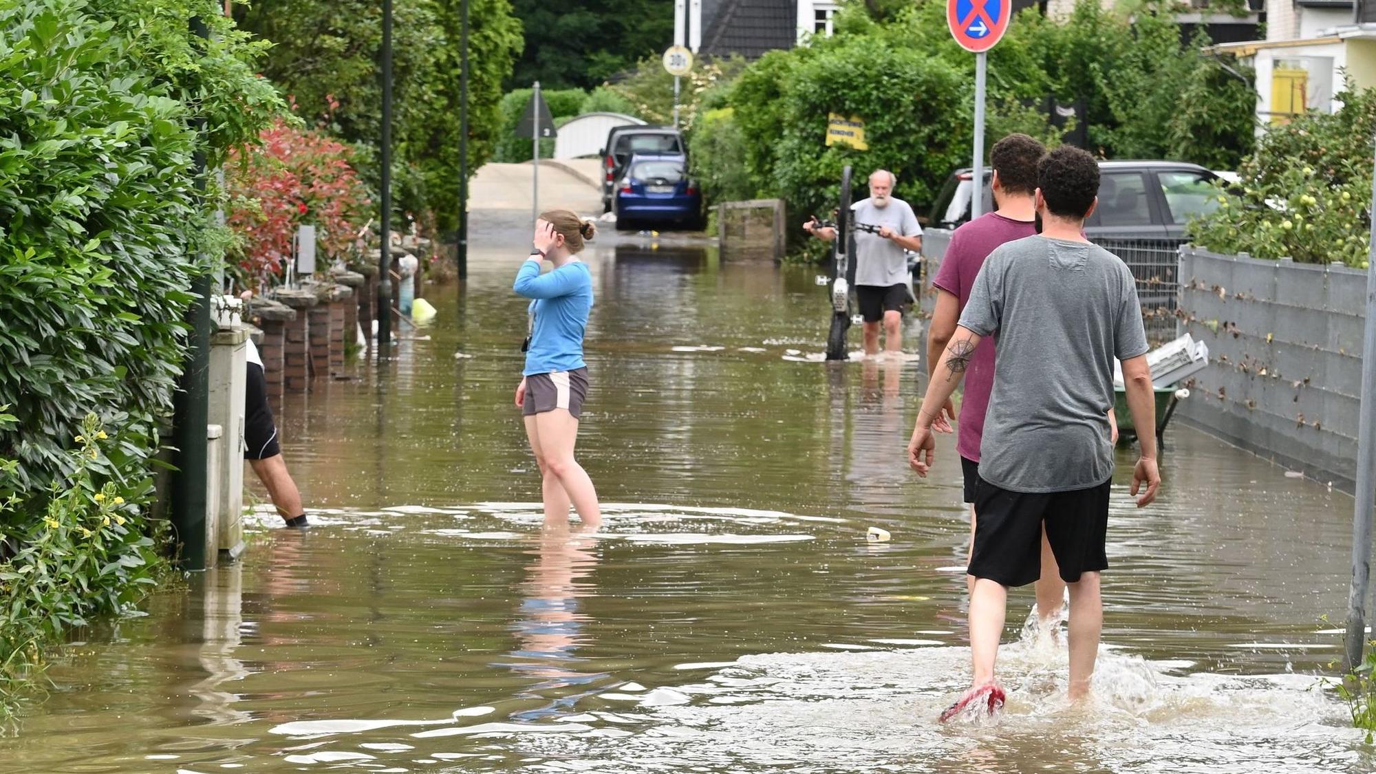 Überschwemmung nach Dauerregen füllt Hoffnungsthals Straßen.