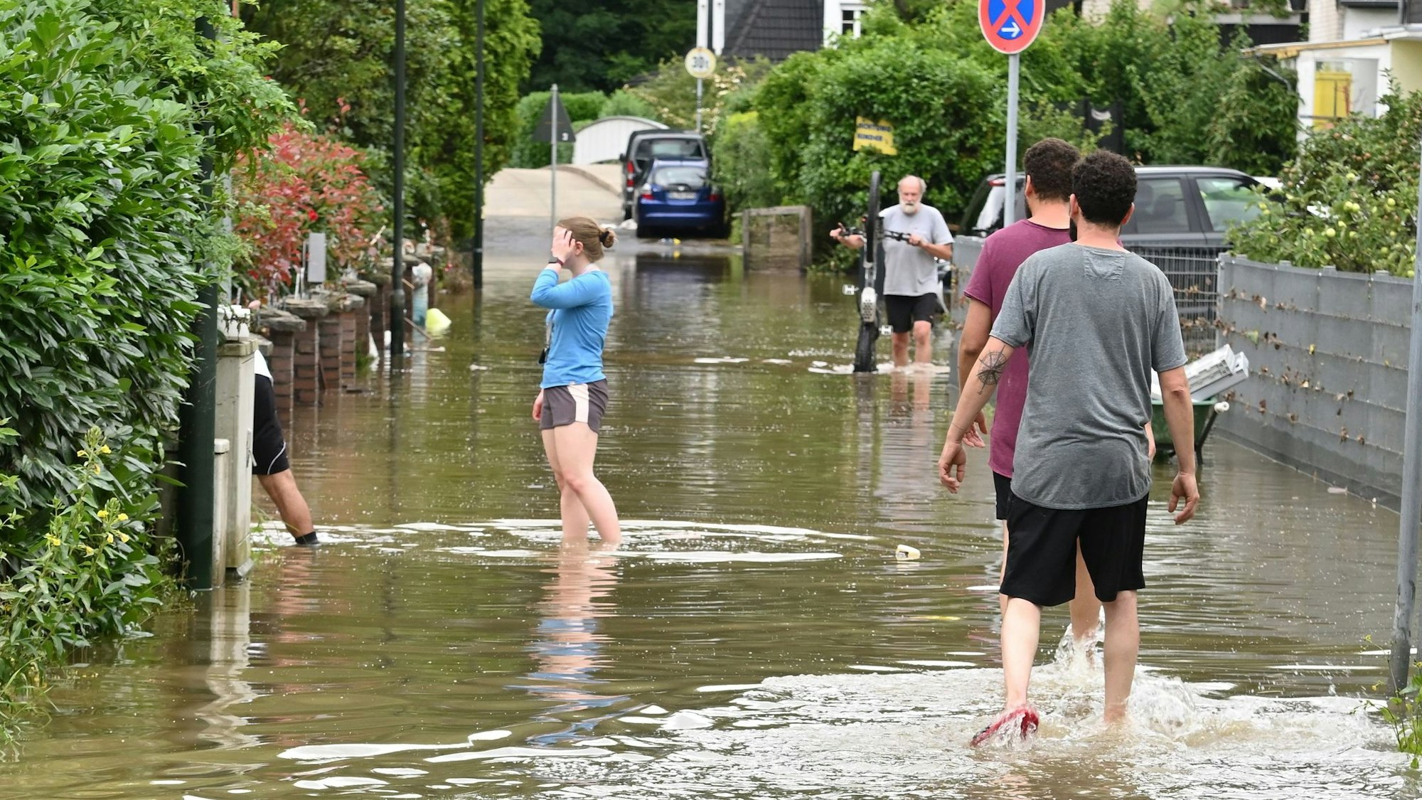 Überschwemmung nach Dauerregen füllt Hoffnungsthals Straßen.