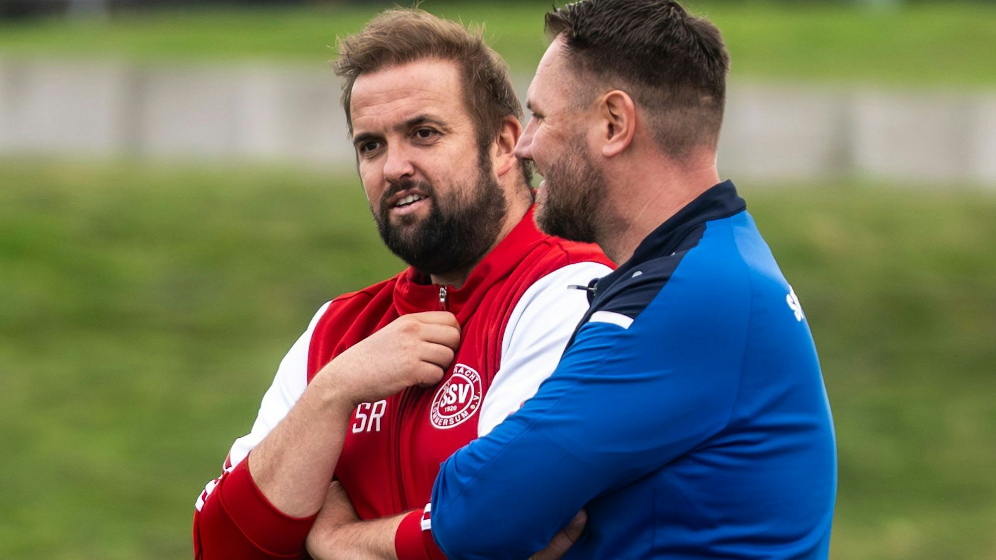Die Trainer Sebastian Reisenauer und René Urbach unterhalten sich.