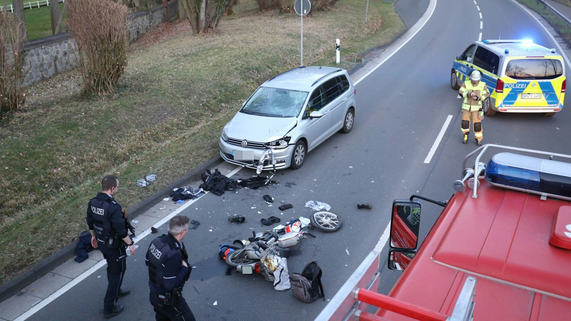 Der Kradfahrer war aus noch ungeklärter Ursache in den Gegenverkehr geraten und mit einem VW kollidiert.