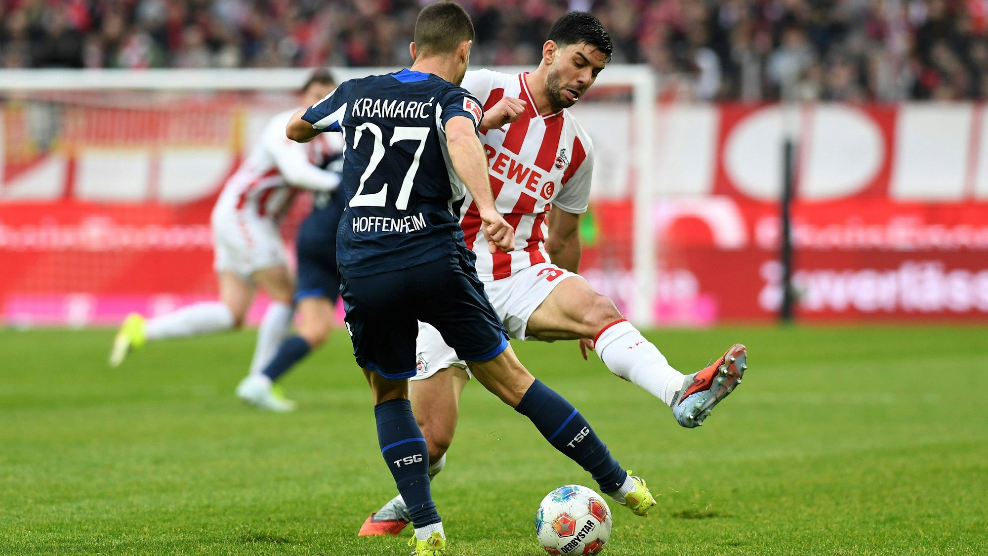 Andrej Kramaric von der TSG Hoffenheim im Zweikampf mit Cenk Özkacar (r.) vom 1. FC Köln.