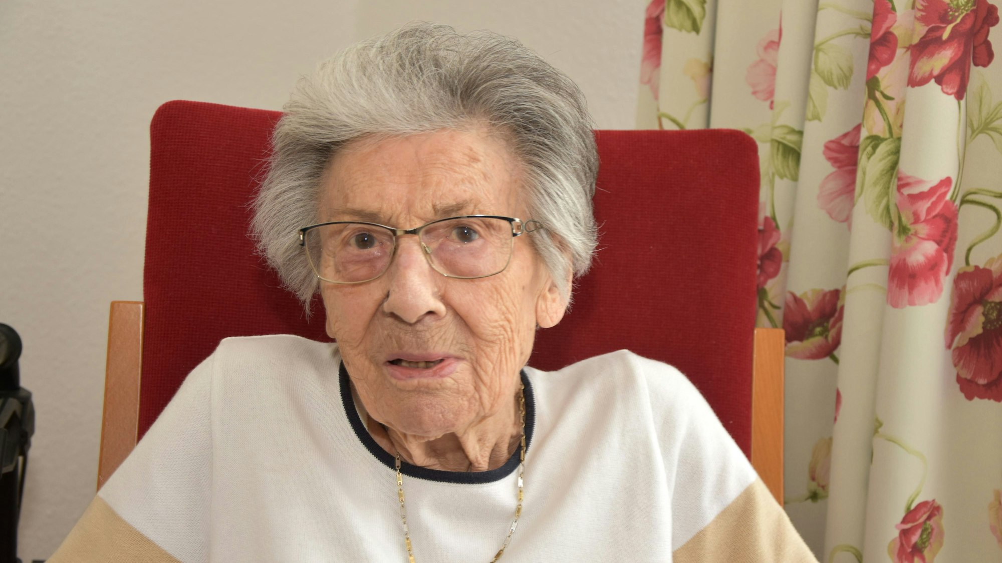 Das Foto zeigt eine ältere Frau.