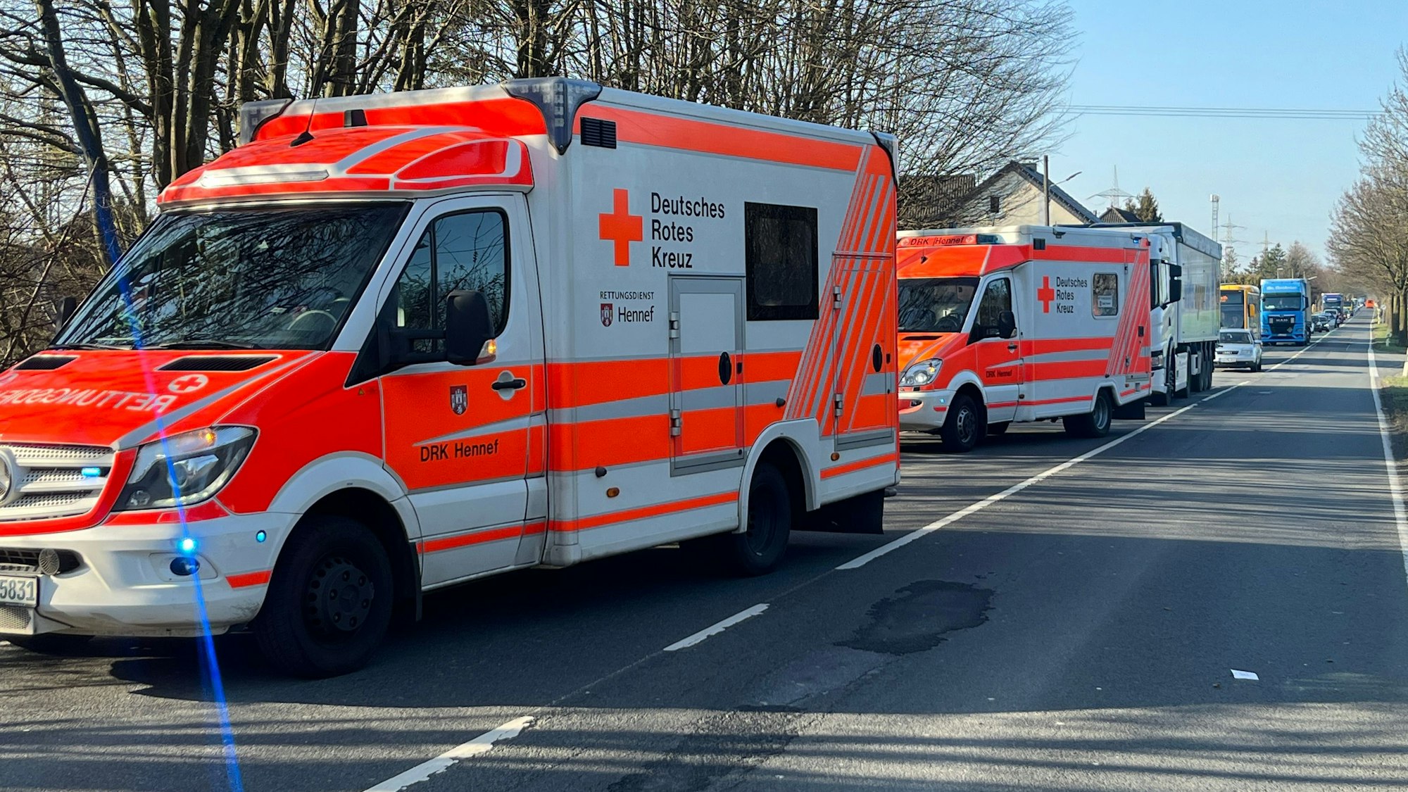 Durch die Sperrung kam es zu kilometerlangen Staus auf der B 8 in beide Richtungen.