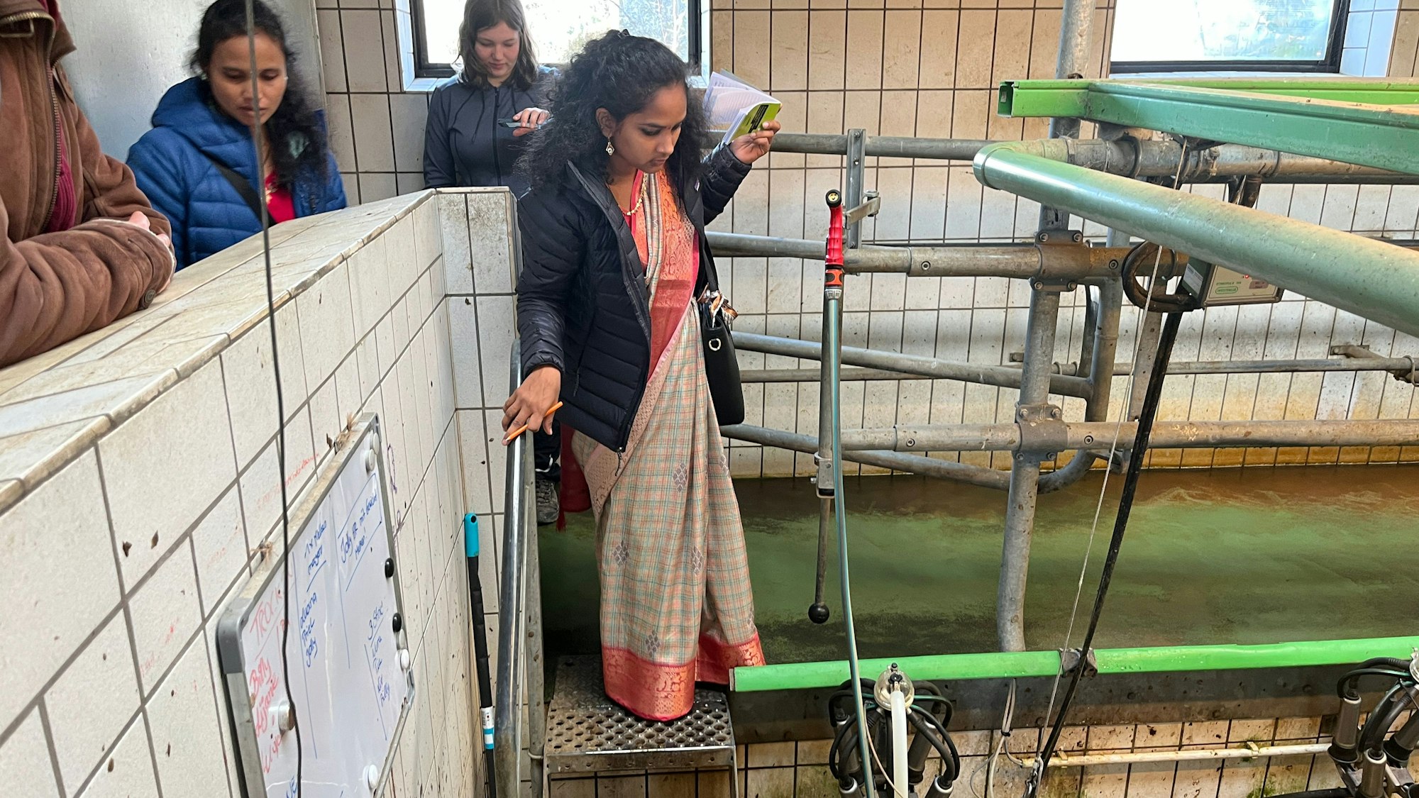 Besonderes Interesse galt dem Melkstand auf dem Hanfer Hof.