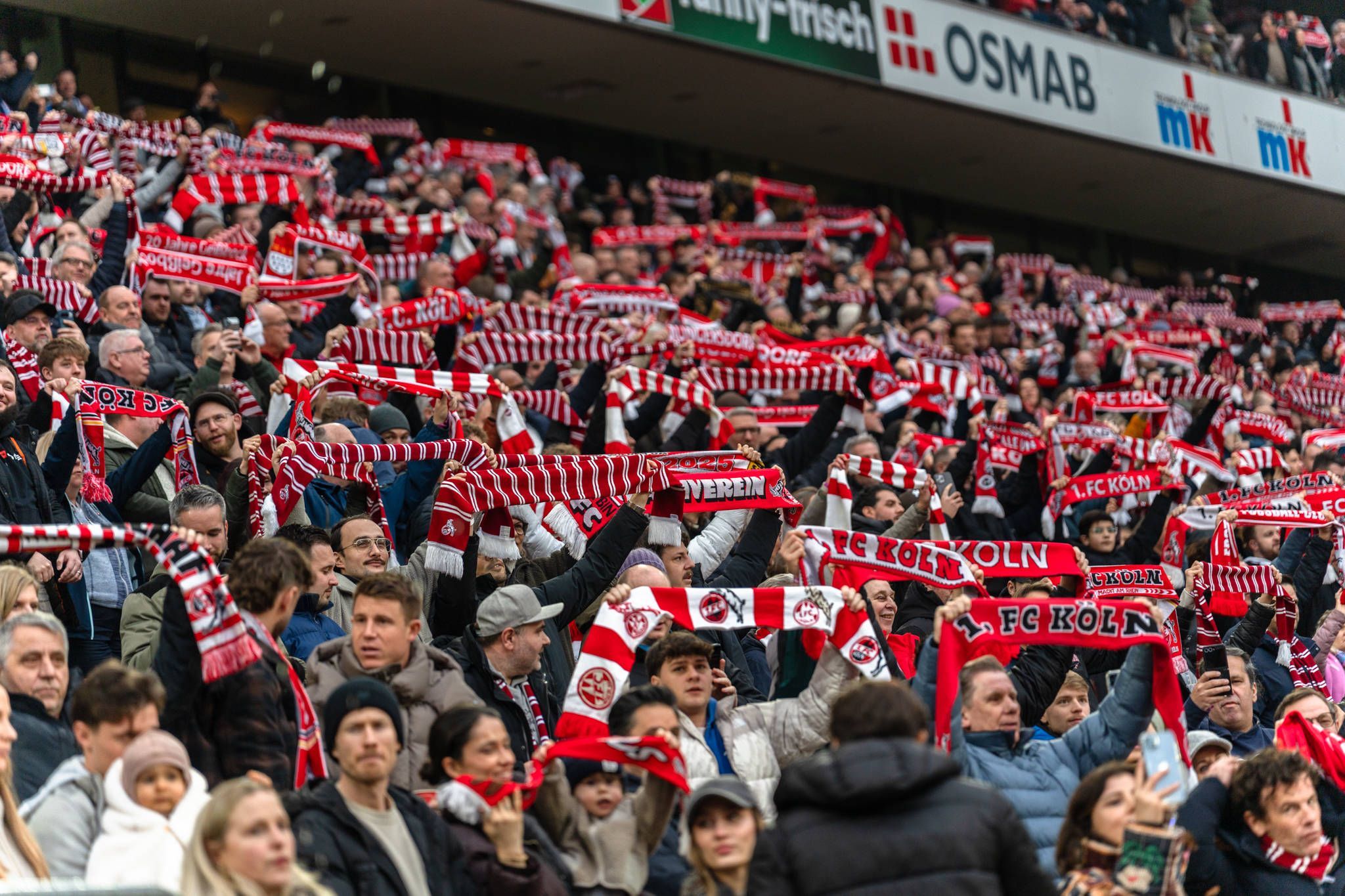 Fans des 1. FC Köln im Rhein-Energie-Stadion