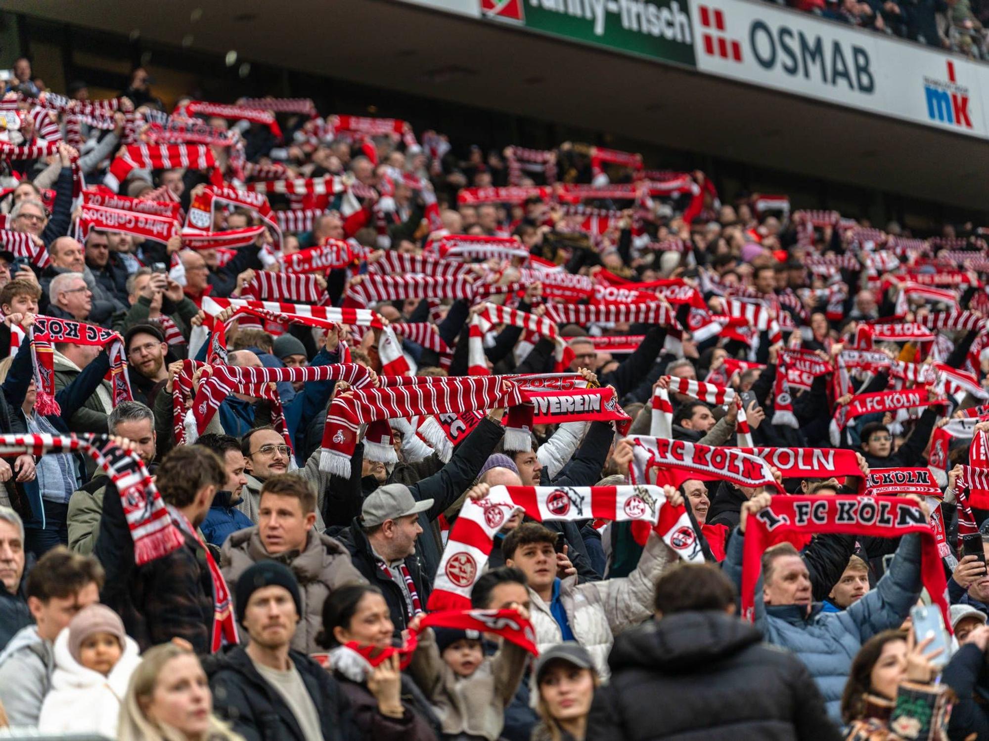 Fans des 1. FC Köln im Rhein-Energie-Stadion