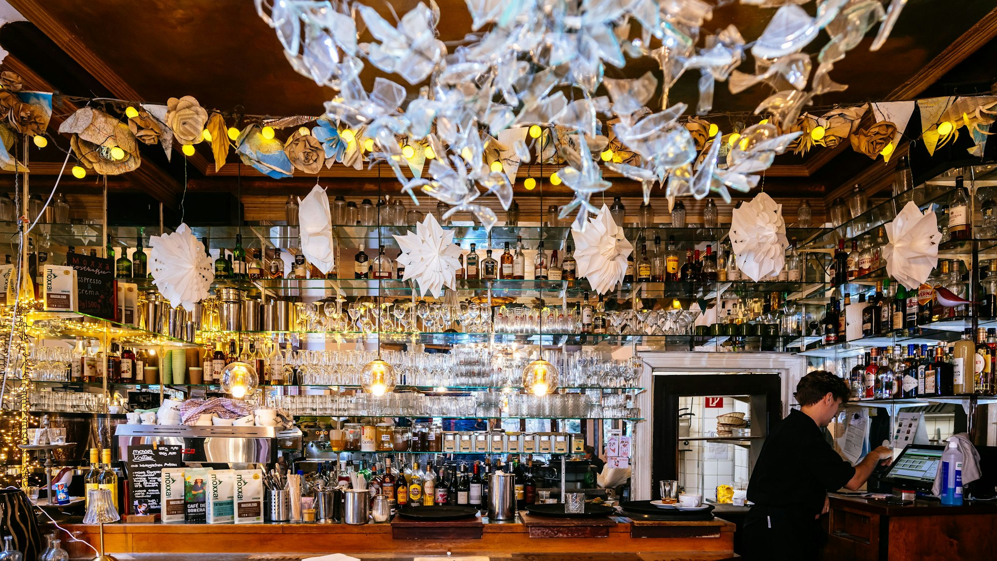 Viel fürs Auge bietet das Feynsinn. An der Decke hängen Leuchter aus zerbrochenen Flaschen.