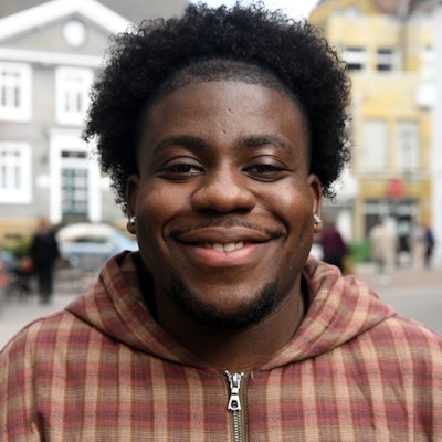 Der Influencer und Blogger Kristenvie Kisala-Kissoko im Porträt.