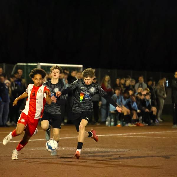 Laufduell zwischen einem Kölner und einem JSG-Spieler unweit der Außenlinie. Ein weiterer JSG-Spieler kommt nicht hinterher.