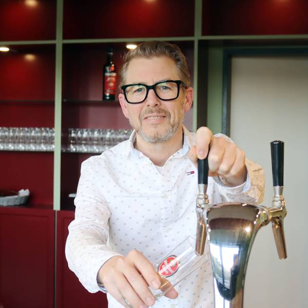 Tilman Wrede betätigt den Zapfhahn.