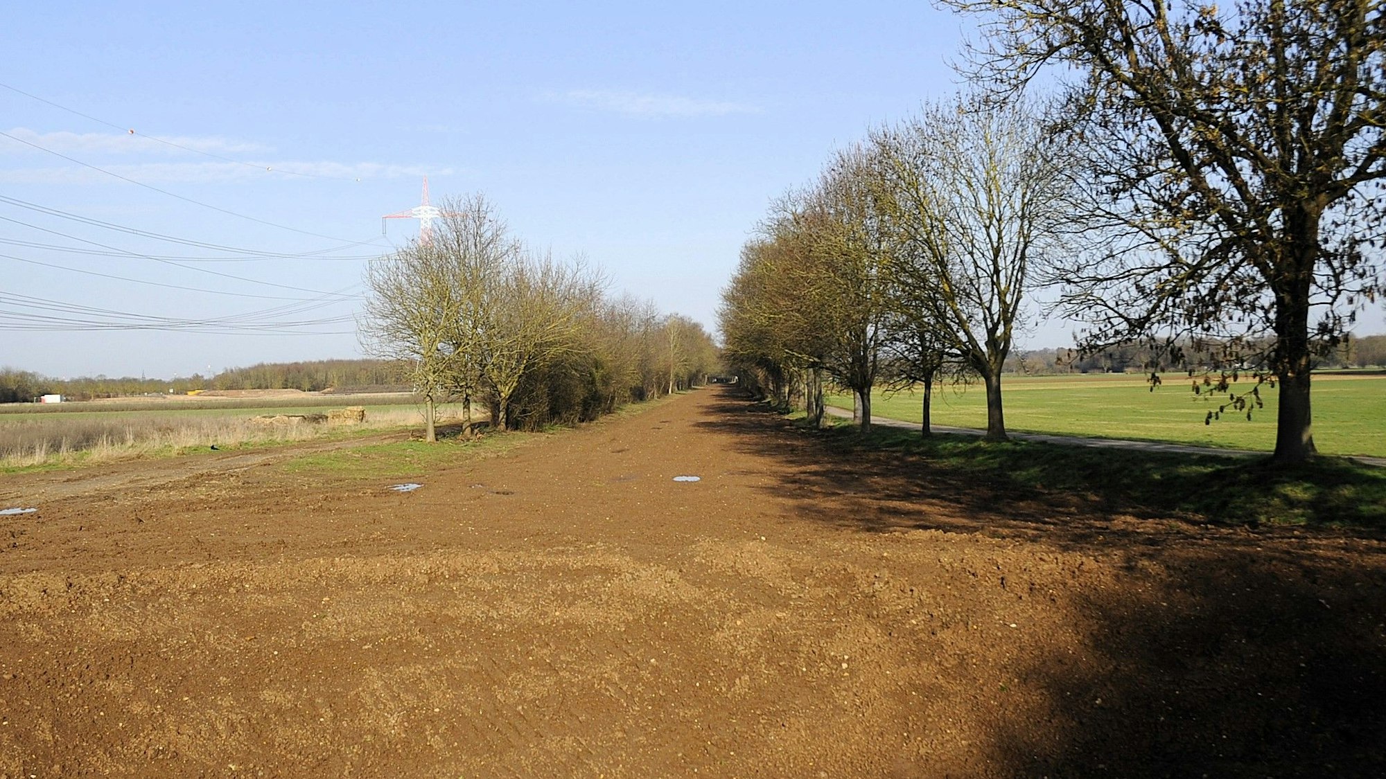 Zu sehen ist ein zugeschütteter ehemaliger Kanal.