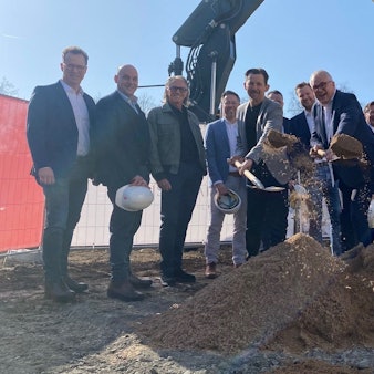 Zu sehen sind mehrere Männer beim Spatenstich.