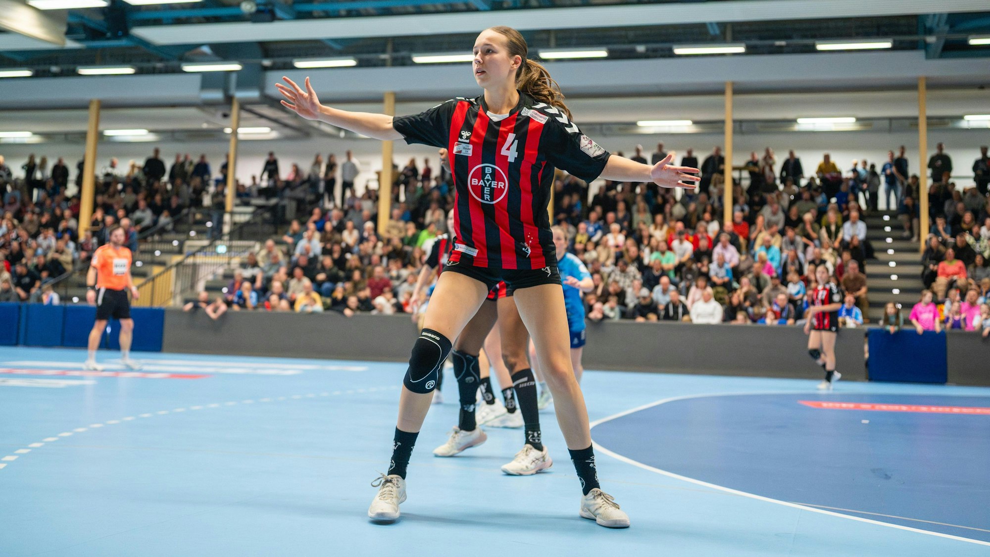 Nika Sterzik in der Abwehr auf dem Handballfeld.