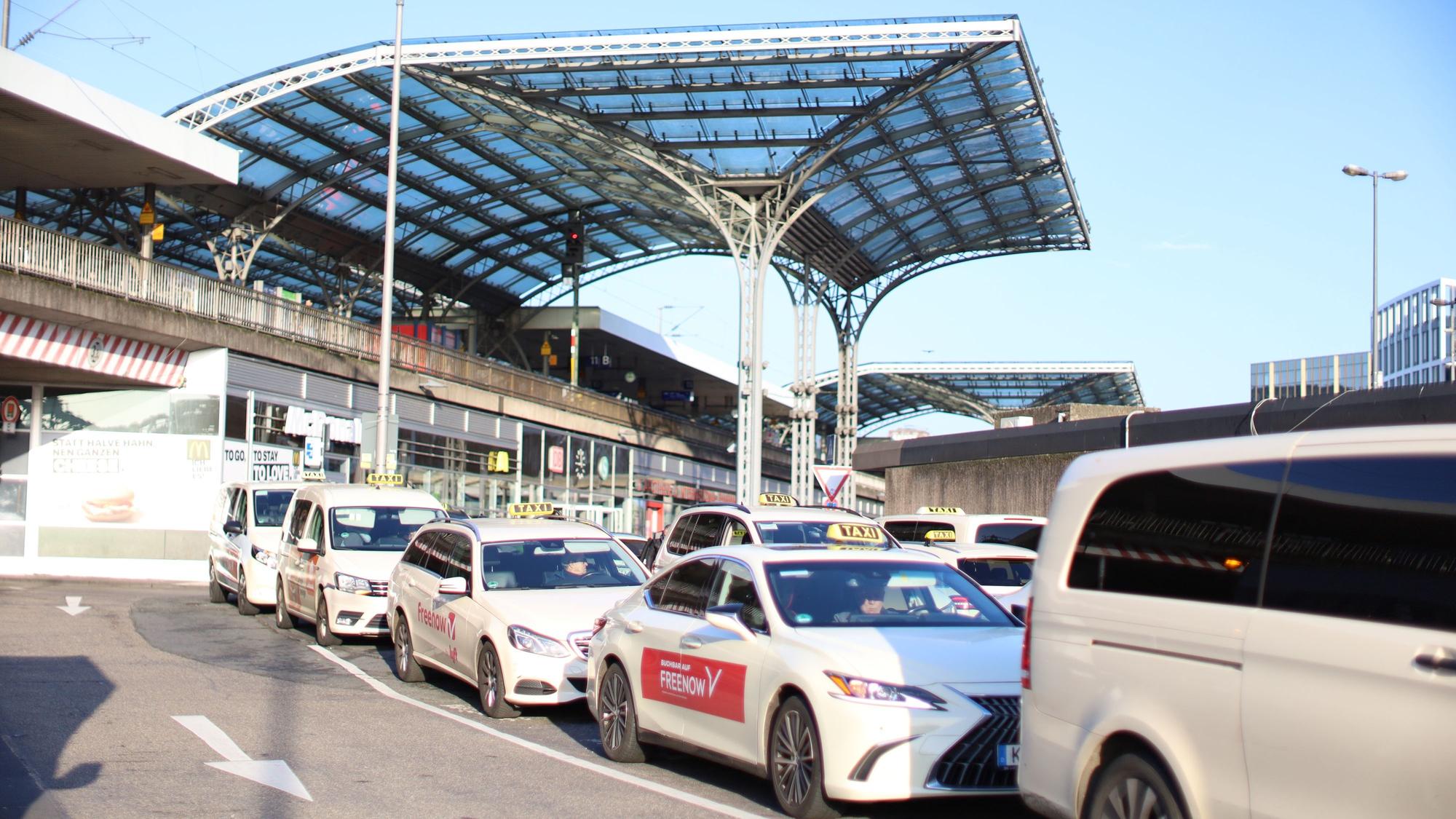 Der Taxi-Stand am Breslauer Platz in Köln: Der Streik im Nahverkehr hat begonnen – Busse und Bahnen fallen aus, Taxen warten auf Passagieren.