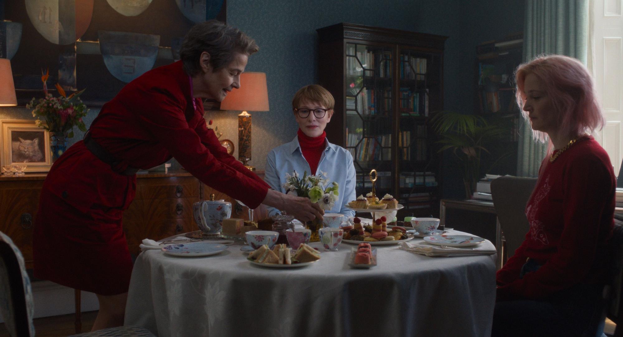 Charlotte Rampling (v.l.n.r.) als die Mutter, Cate Blanchett als Timothea und Vicky Krieps als Lilith in einer Szene des Films „Father Mother Sister Brother“ (undatierte Filmszene).