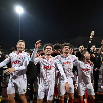 26.02.2026, xophax, Fussball - Verbands-Pokal Viertelfinale Bitburger-Pokal 2025/2026 SC Fortuna Köln gegen TSV Alemannia Aachen Fortuna Köln feiert Sieg über Alemannia Aachen. V.ln.rechts: Kevin Brechmann, Vleron Statovci , Enzo Wirtz, Tom Geerkens, David Haider Kamm Al-Azzawe , Georg Strauch und Luca Majetic alle Fortuna Köln Koeln *** 26 02 2026, xophax, Football Association Cup quarter-finals Bitburger Pokal 2025 2026 SC Fortuna Köln vs TSV Alemannia Aachen Fortuna Köln celebrates victory over Alemannia Aachen V ln right Kevin Brechmann, Vleron Statovci , Enzo Wirtz, Tom Geerkens, David Haider Kamm Al Azzawe , Georg Strauch and Luca Majetic all Fortuna Köln Koeln