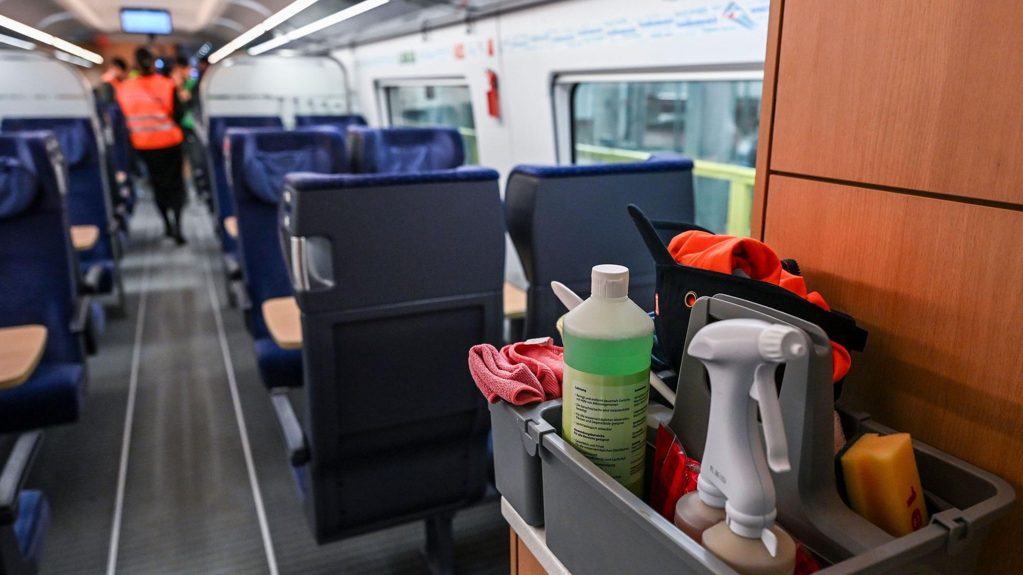 Berlin: Reinigungsmittel stehen in einem Zug im ICE Betriebswerk Berlin-Rummelsburg bei der Vorstellung vom Sofortprogramm für mehr Komfort im Fernverkehr bereit.