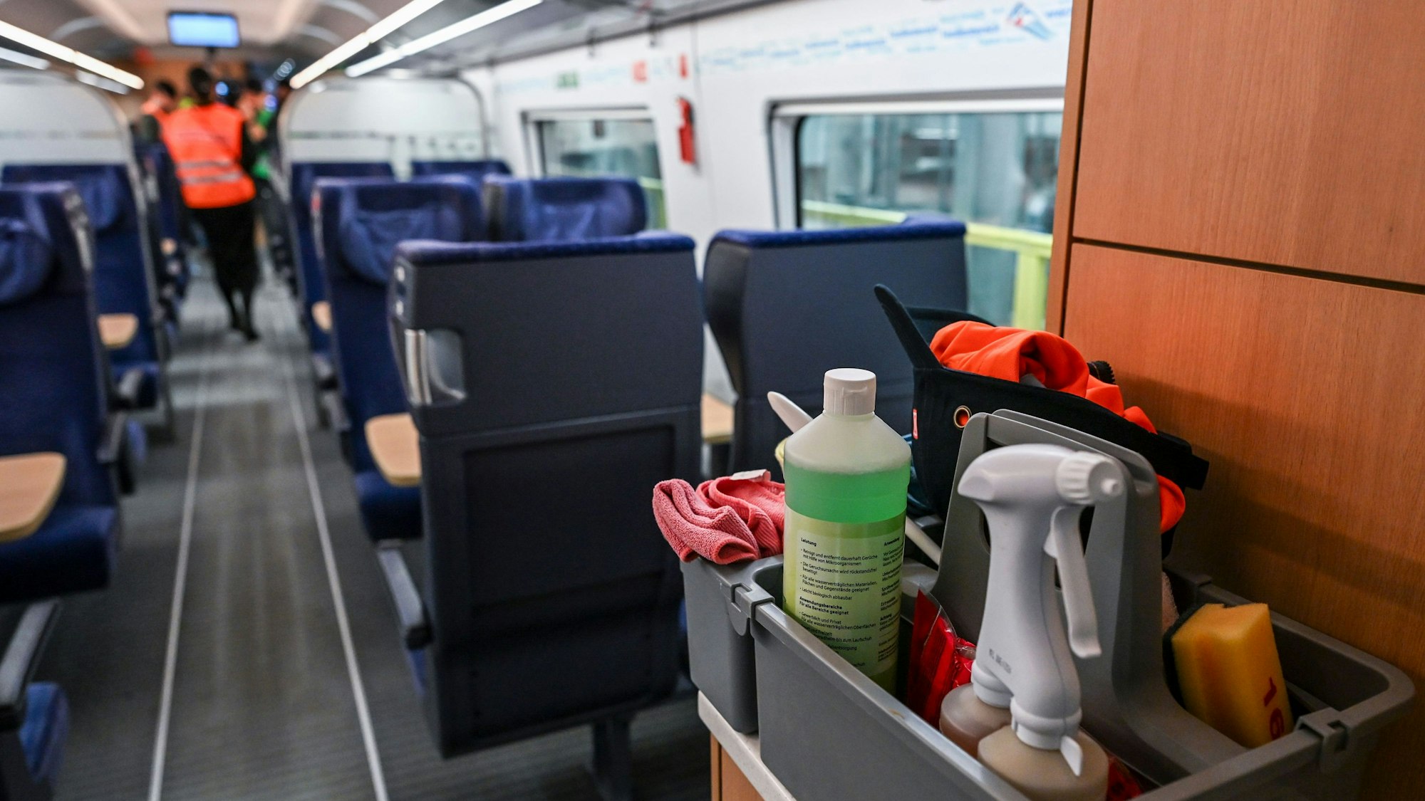 Berlin: Reinigungsmittel stehen in einem Zug im ICE Betriebswerk Berlin-Rummelsburg bei der Vorstellung vom Sofortprogramm für mehr Komfort im Fernverkehr bereit.