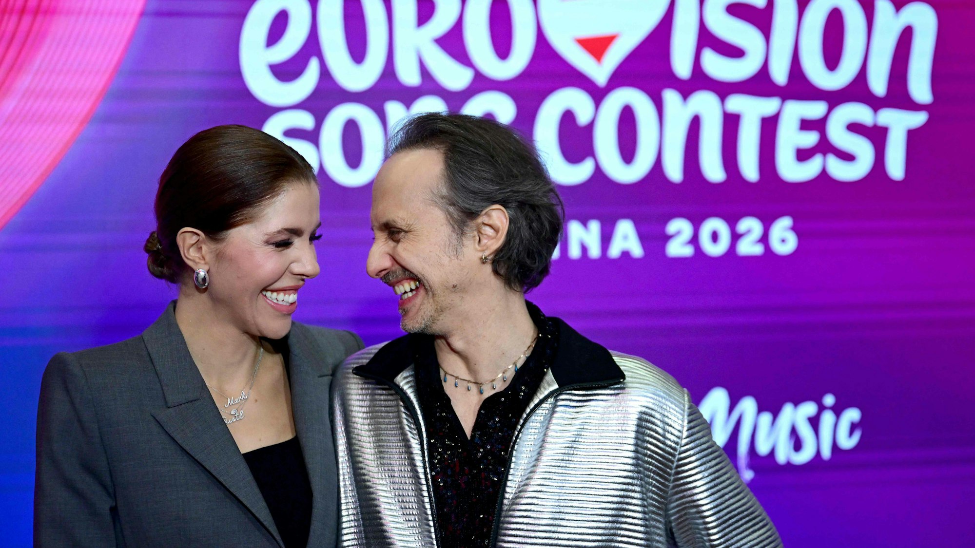 Victoria Swarovski (l.) und Michael Ostrowski präsentieren sich bei einer Pressekonferenz.