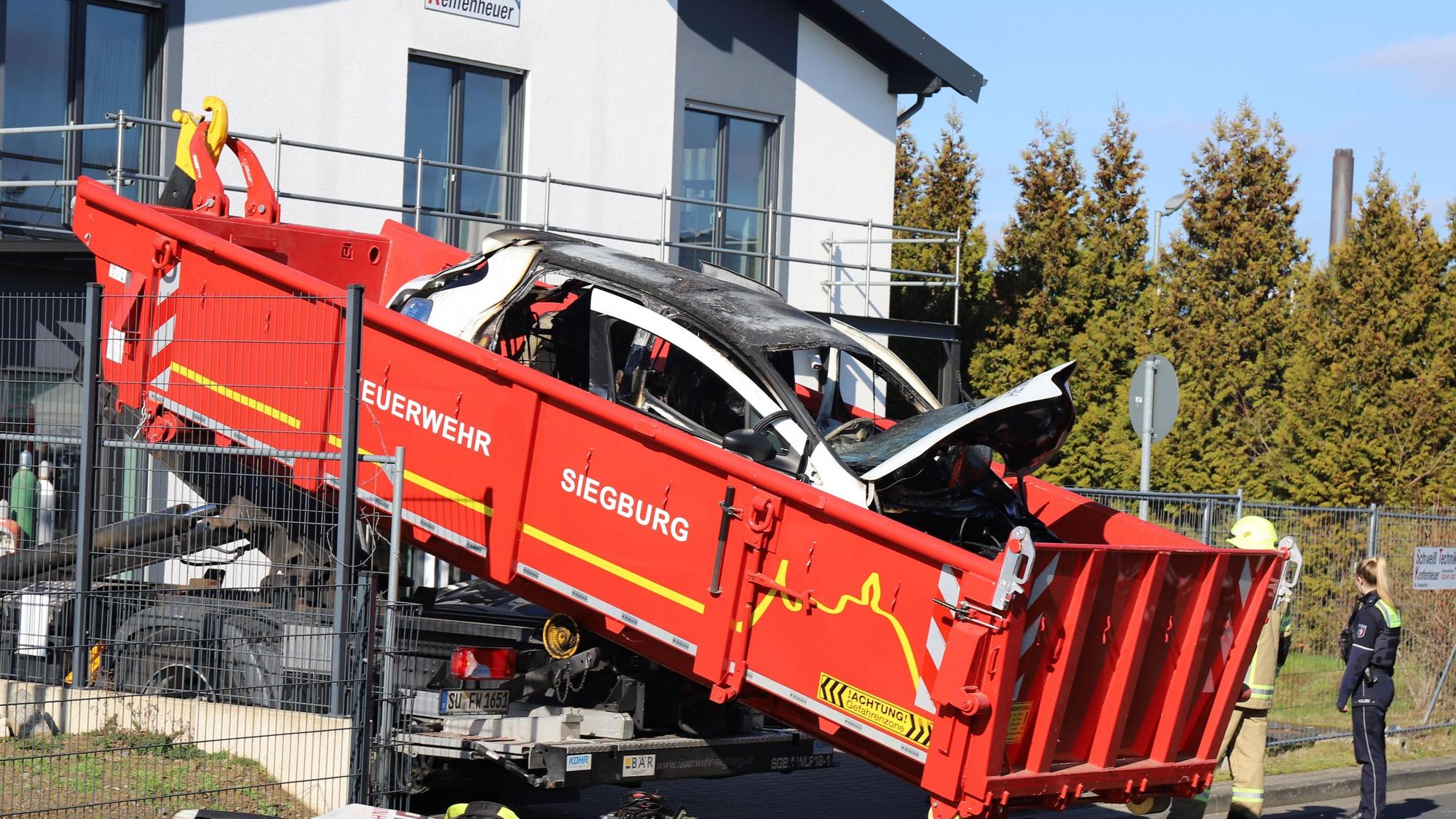 Das ausgebrannte Fahrzeug wurde schließlich in eine Mulde gezogen, die geflutet wurde.