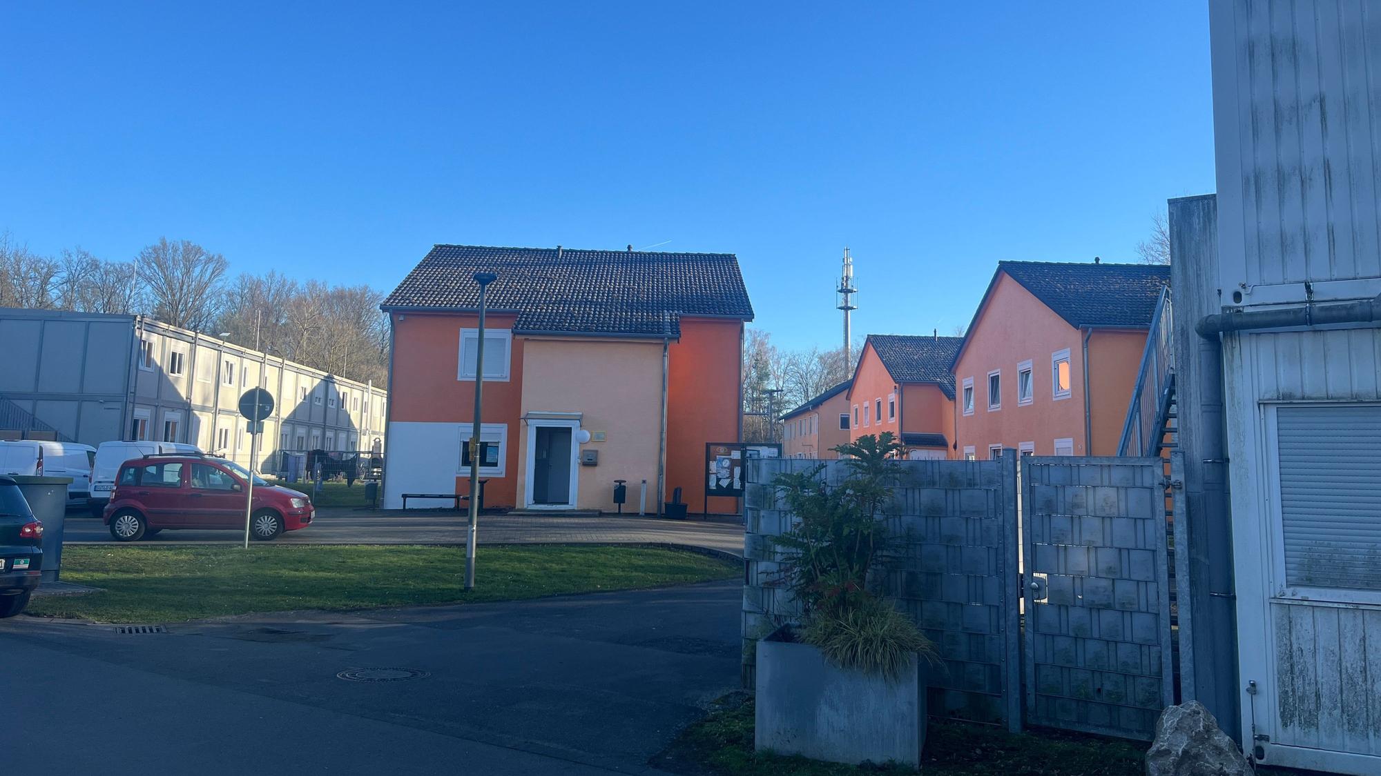 Am Dammweg in Lohmar sollen zahlreiche Häuser und Containeranlagen für die Unterkunft von Flüchtlingen neu gebaut werden.