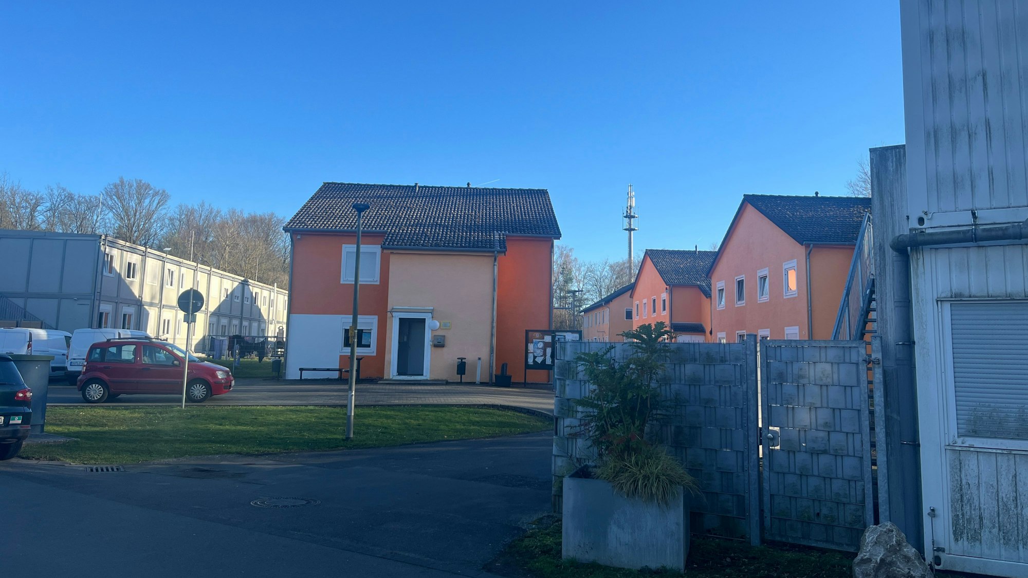 Am Dammweg in Lohmar sollen zahlreiche Häuser und Containeranlagen für die Unterkunft von Flüchtlingen neu gebaut werden.