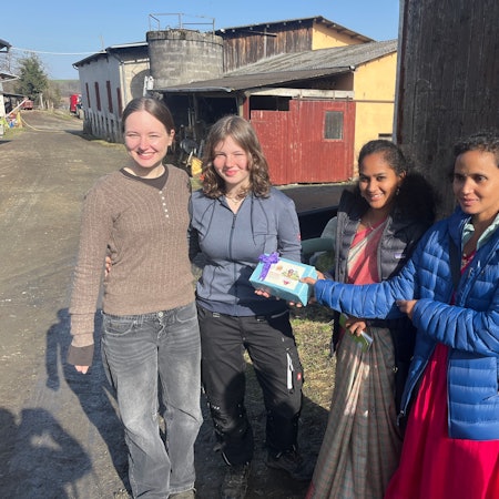 Zwei indische Bäuerinnen besuchten vor der internationalen Konferenz von „Weltacker International“ den Hanfer Hof. Paula Fehling (2.v.l.) führte sie mit ihrer Schwester Luisa durch den Betrieb.