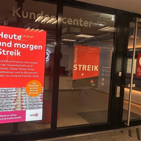 Auch die Kundencenter der KVB sind geschlossen. Die Gewerkschaft Verdi hat die Beschäftigten zu einem 48-stündigen Warnstreik aufgerufen.