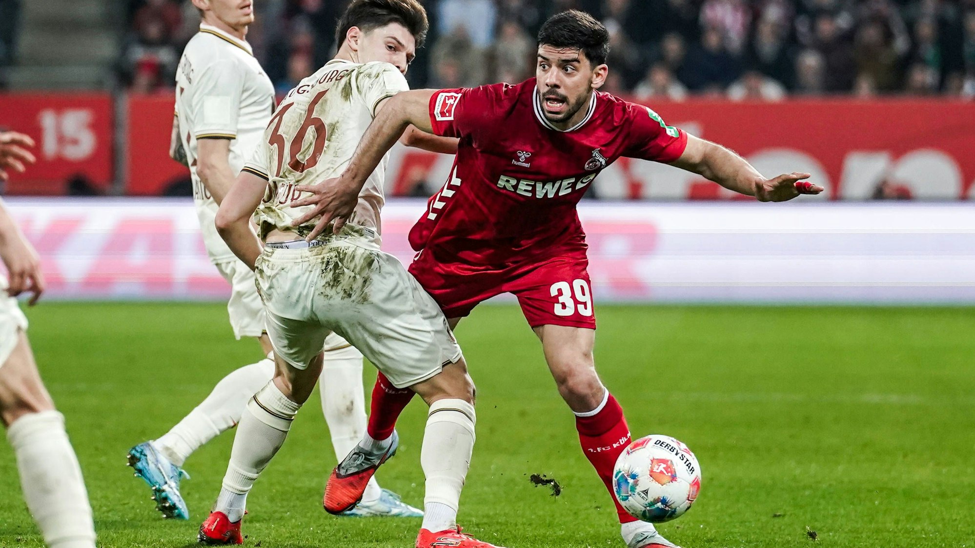 Fussball: Deutschland: 1. Bundesliga 2025/2026 - 24. Spieltag, 27.02.2026 - FC Augsburg vs. 1. FC Köln - WWK Arena Augsburg, Deutschland Mert Kömur FC Augsburg, Cenk Özkacar 1. FC Köln *** Soccer Germany 1 Bundesliga 2025 2026 24 Matchday, 27 02 2026 FC Augsburg vs 1 FC Köln WWK Arena Augsburg, Germany Mert Kömur FC Augsburg , Cenk Özkacar 1 FC Köln Copyright: xLUKAxKOLANOVICx