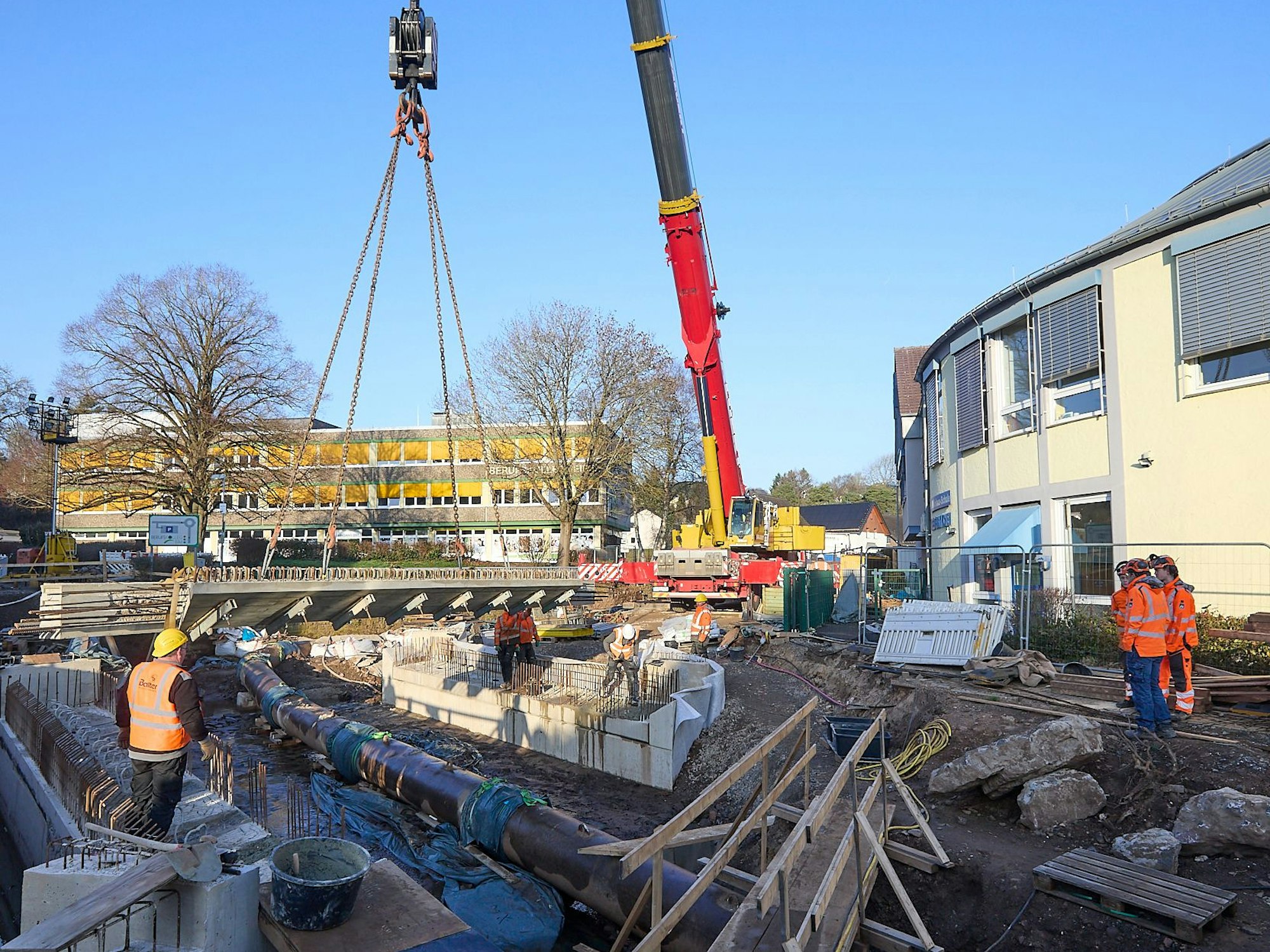 Mit einem Schwerlastkran wurden die vorgefertigten Brückenteile auf die neuen Widerlager gesetzt.