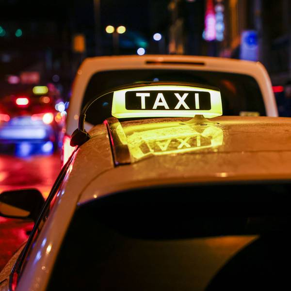 Taxen am Kölner Hauptbahnhof.