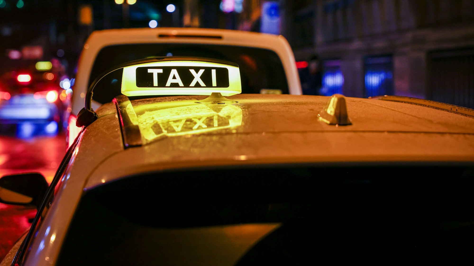 Taxis in der Nähe des Kölner Hauptbahnhofs.