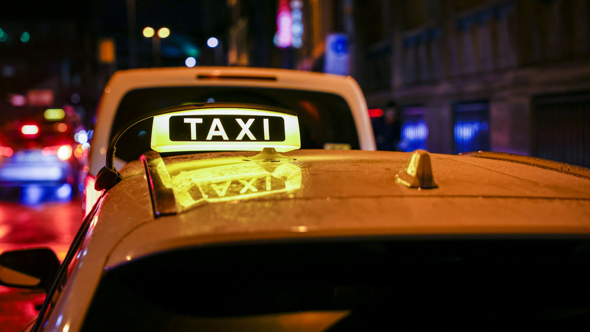 Taxen am Kölner Hauptbahnhof.