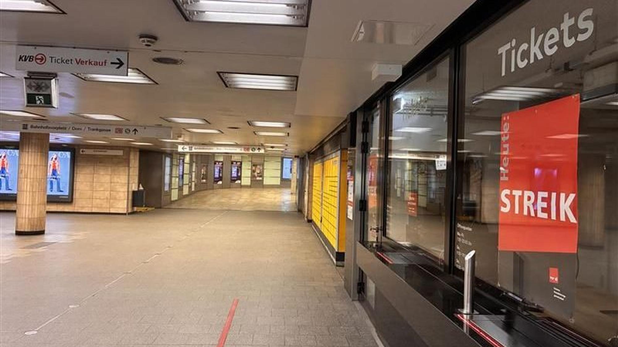 Blick in den leeren Hauptbahnhof. Die Reisenden haben sich am Freitag auf den Streik der KVB eingestellt.