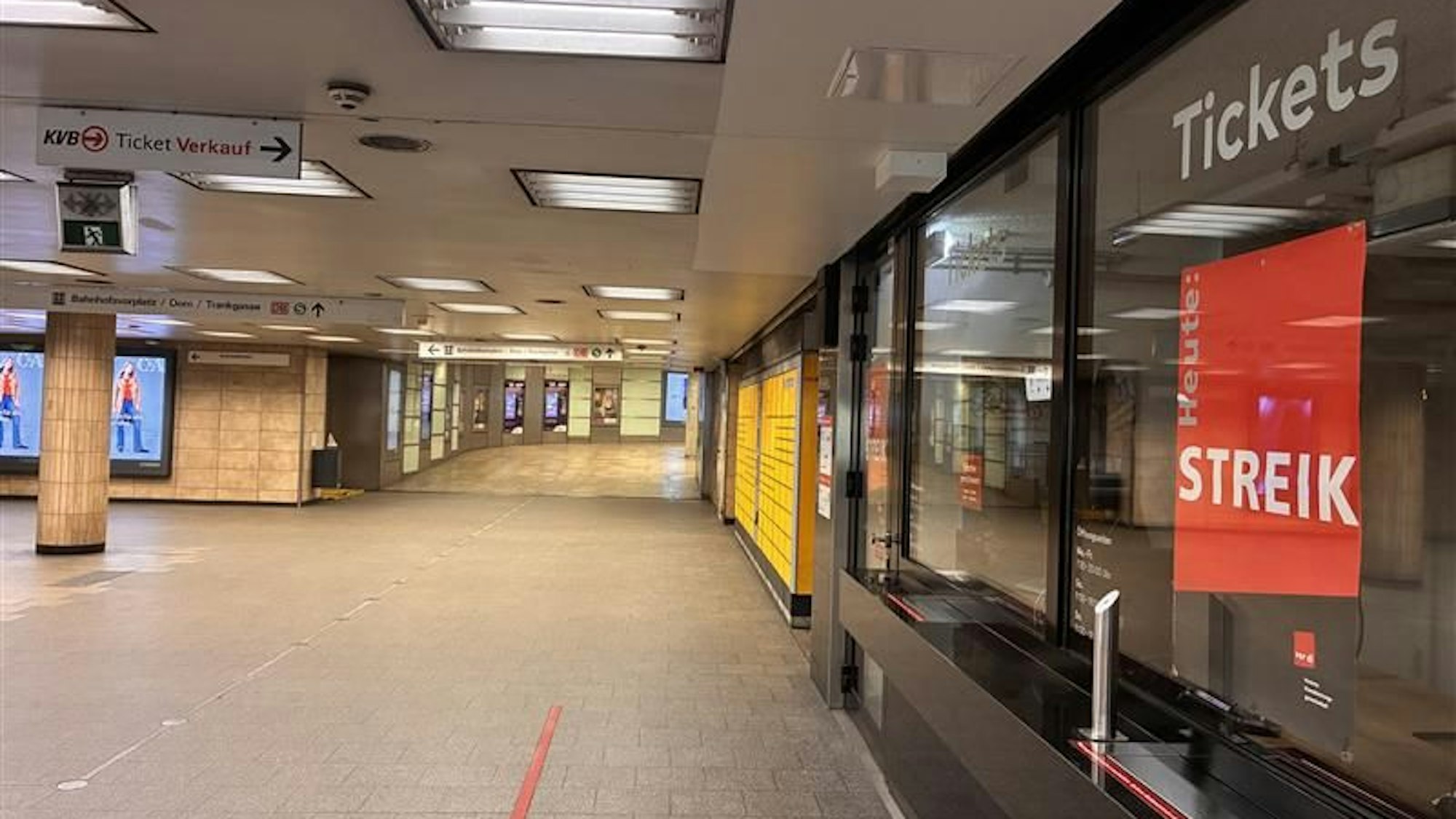 Blick in den leeren Hauptbahnhof. Die Reisenden haben sich am Freitag auf den Streik der KVB eingestellt.