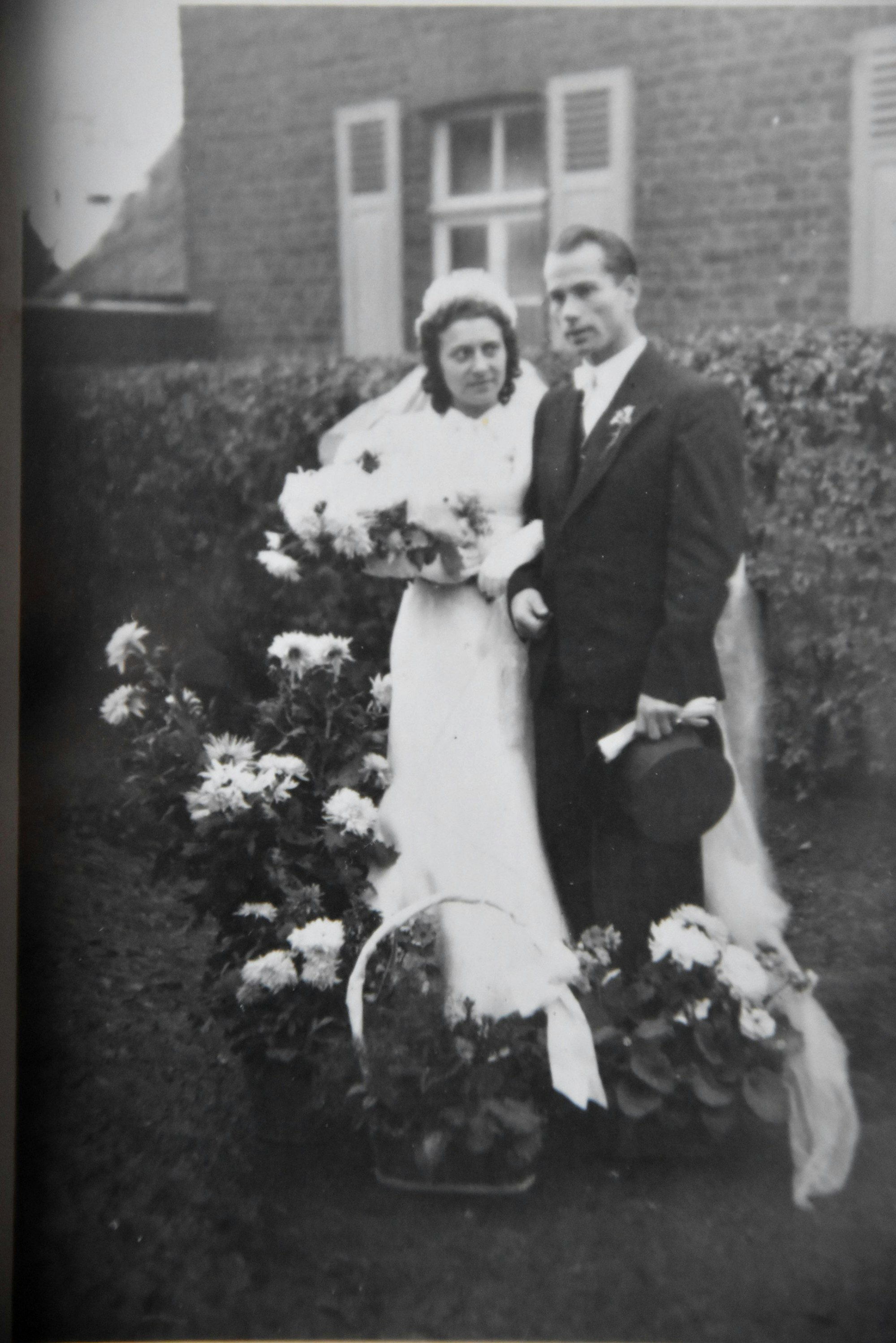 Das Foto zeigt eine alte Hochzeits-Fotografie.