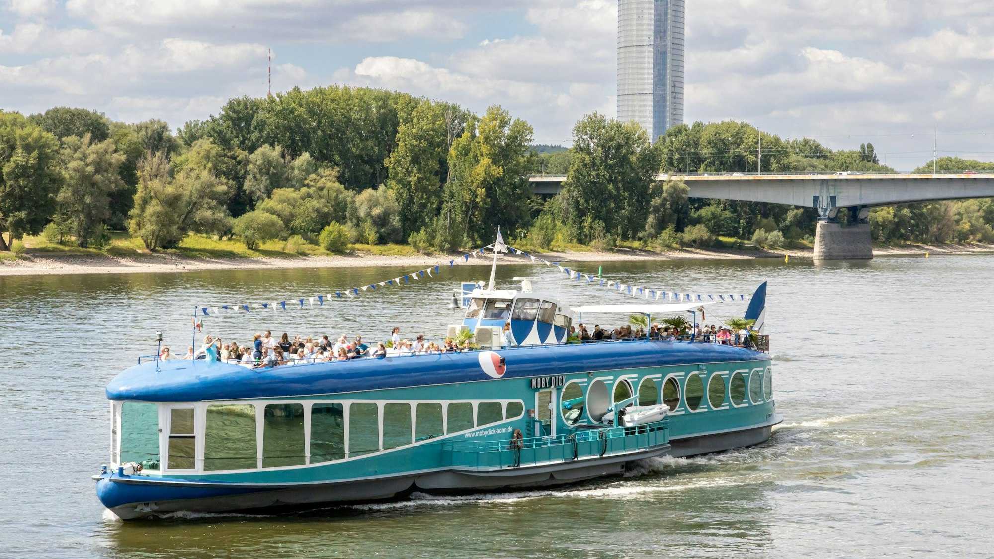 Die MS Moby Dick auf dem Rhein.
