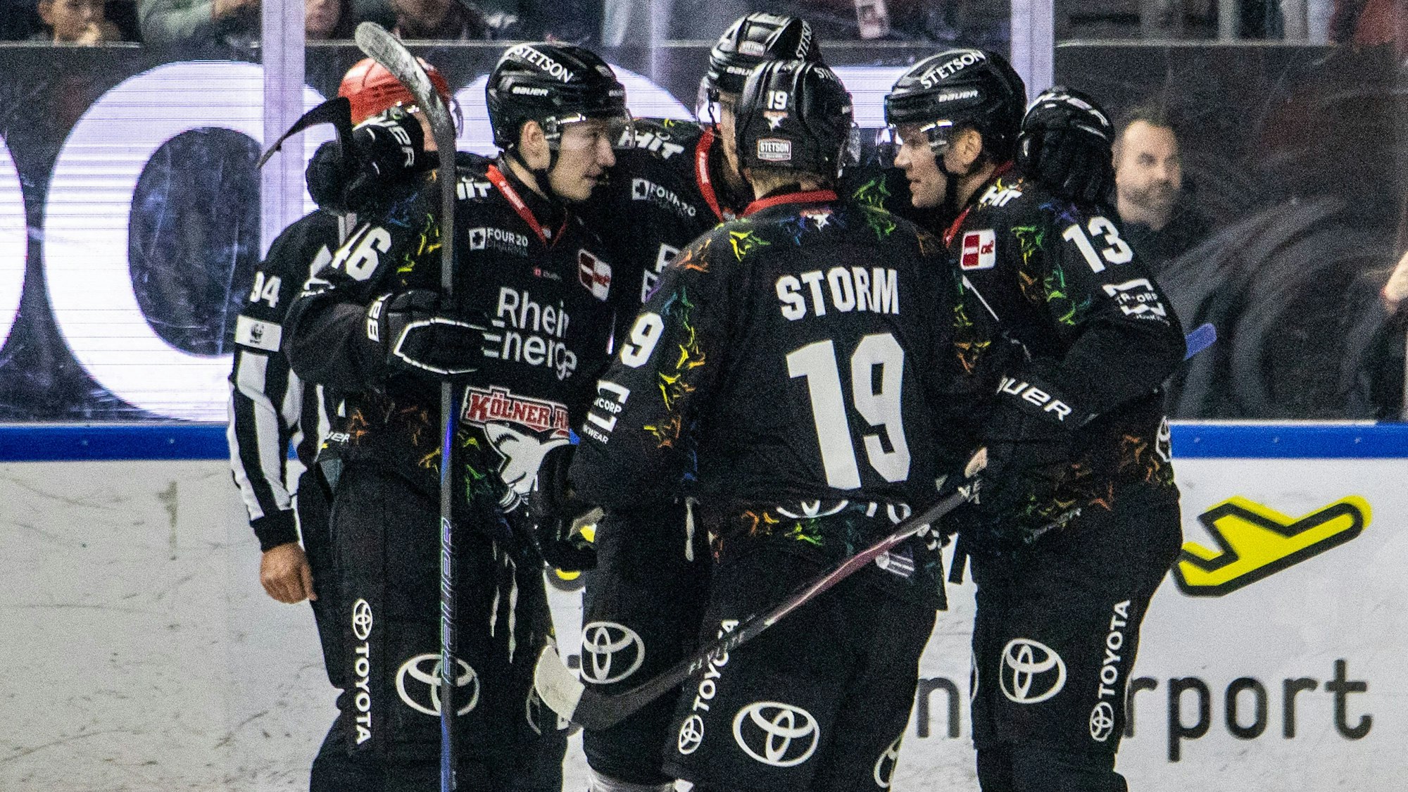 Frederik Storm Koelner Haie, 19, Valtteri Kemilainen Koelner Haie, 13, Kevin Niedenz Koelner Haie, 46 feiern nachdem Tor zum 1:2 Koelner Haie vs. ERC Ingolstadt, Eishockey, Penny DEL, Spieltag 46, 2025/2026, 27.02.2026 Koelner Haie vs. ERC Ingolstadt, Eishockey, Penny DEL, Spieltag 46, 2025/2026, 27.02.2026 Koeln *** Frederik Storm Koelner Haie, 19 , Valtteri Kemilainen Koelner Haie, 13 , Kevin Niedenz Koelner Haie, 46 celebrate after scoring 1 2 Koelner Haie vs ERC Ingolstadt, Ice Hockey, Penny DEL, Matchday 46, 2025 2026, 27 02 2026 Koelner Haie vs ERC Ingolstadt, Ice Hockey, Penny DEL, Matchday 46, 2025 2026, 27 02 2026 Koeln Copyright: xEibner-Pressefoto/GerhardxWingenx EP_GWR
