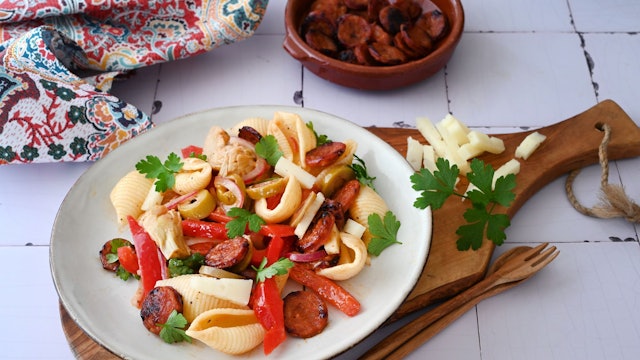 Diese Zutaten bringen Tapas-Feeling zwischen die Muschelnudeln: Chorizo, Manchego, Artischocken, Oliven, Paprika - und ein Schuss Sherry.