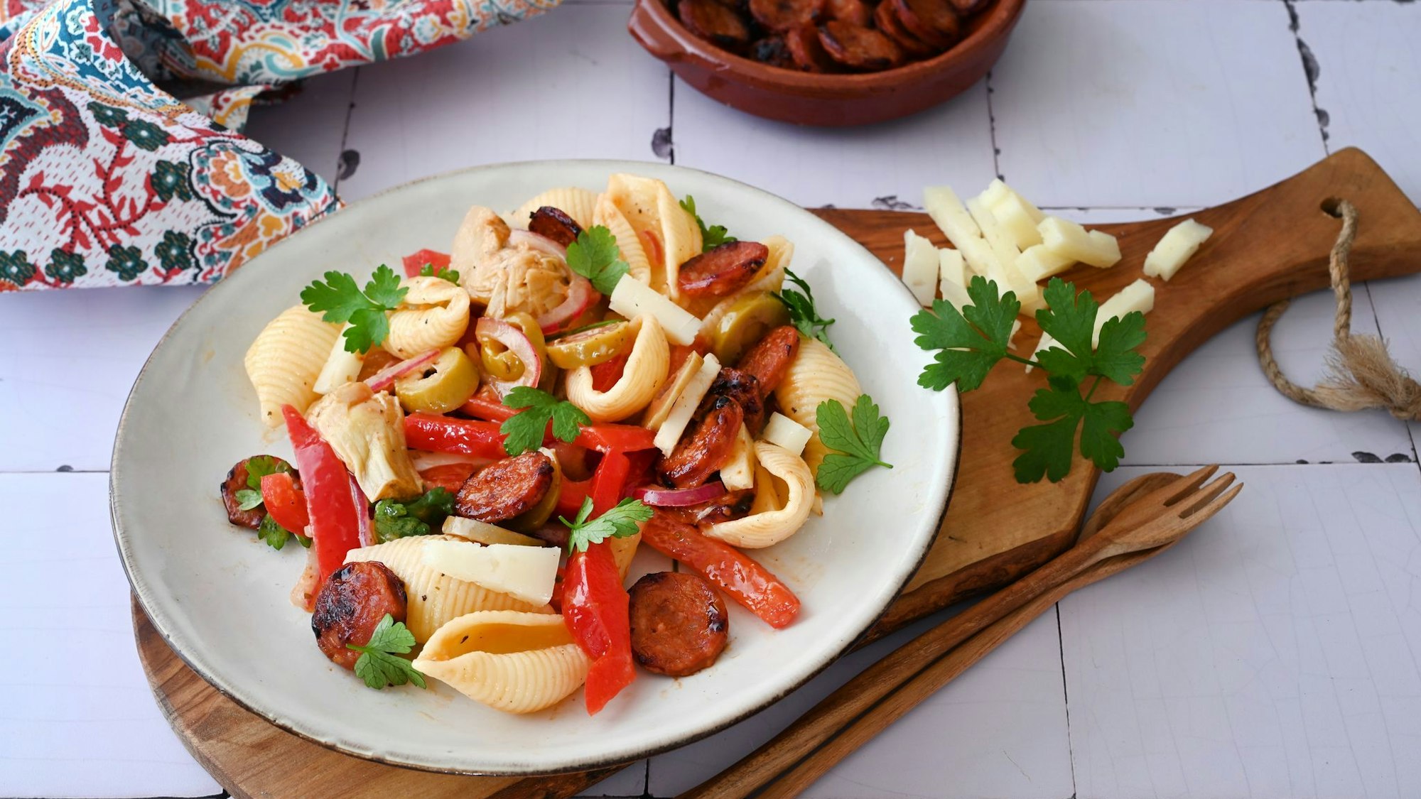 Diese Zutaten bringen Tapas-Feeling zwischen die Muschelnudeln: Chorizo, Manchego, Artischocken, Oliven, Paprika - und ein Schuss Sherry.