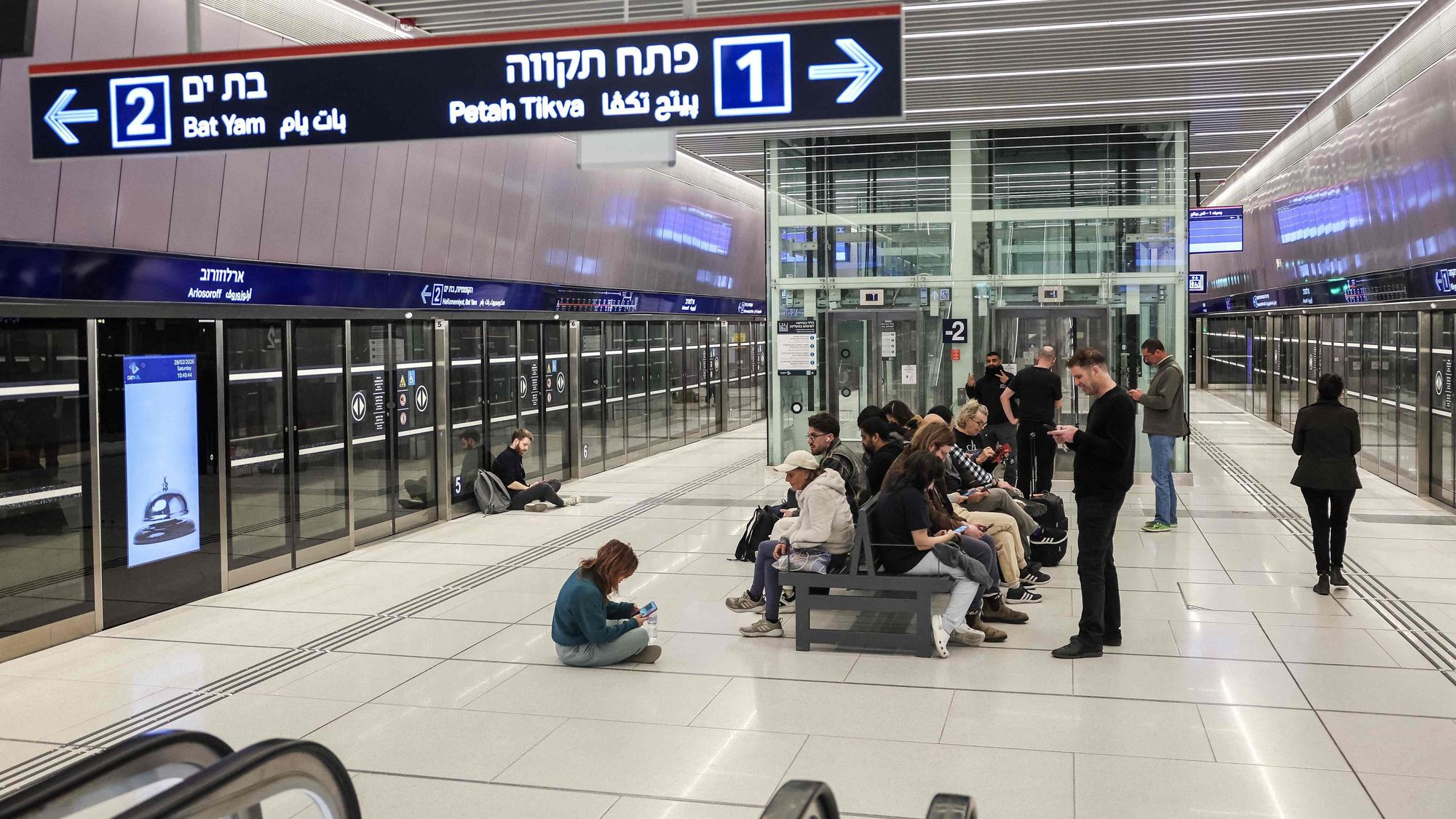 Menschen bringen sich in Tel Aviv in Sicherheit und flüchten in die U-Bahn-Stationen.