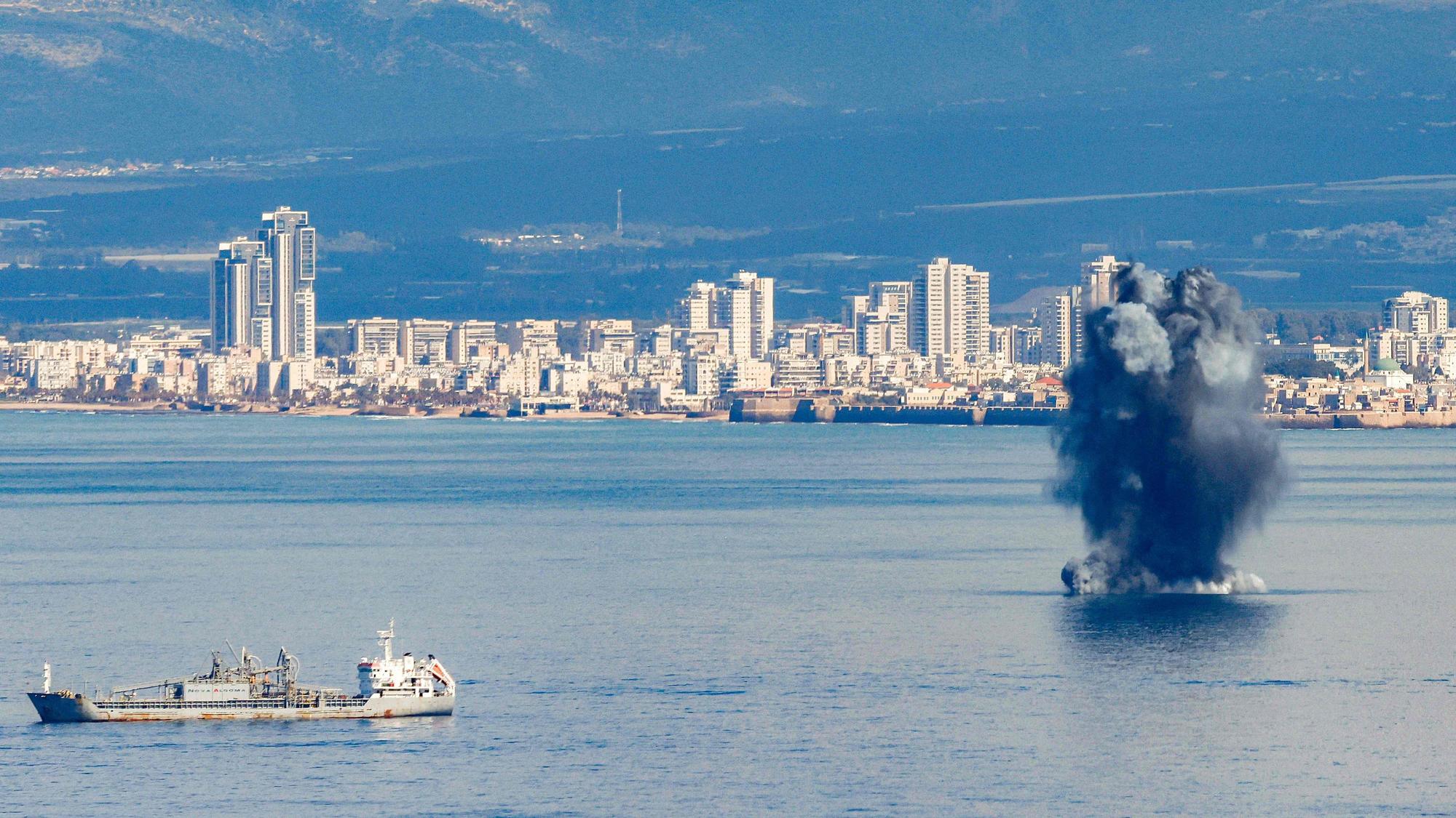 Über der Bucht von Haifa explodiert am 28. Februar ein anfliegendes Geschoss. Der Iran hatte nach US- und israelischen Angriffen Raketen auf Israel abgefeuert.