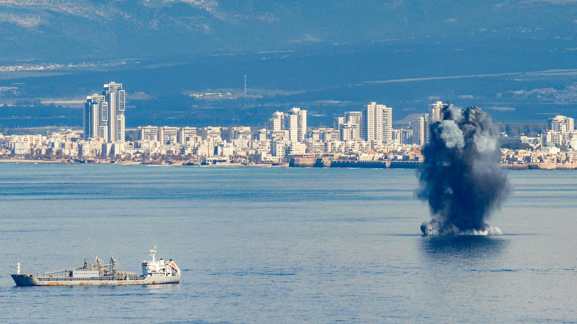 Über der Bucht von Haifa explodiert am 28. Februar ein anfliegendes Geschoss. Der Iran hatte nach US- und israelischen Angriffen Raketen auf Israel abgefeuert.