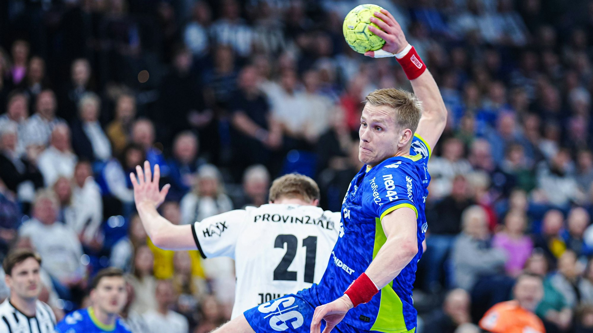 Ellidi Vidarsson hat sich durchgesetzt und wirft aufs Kieler Tor.