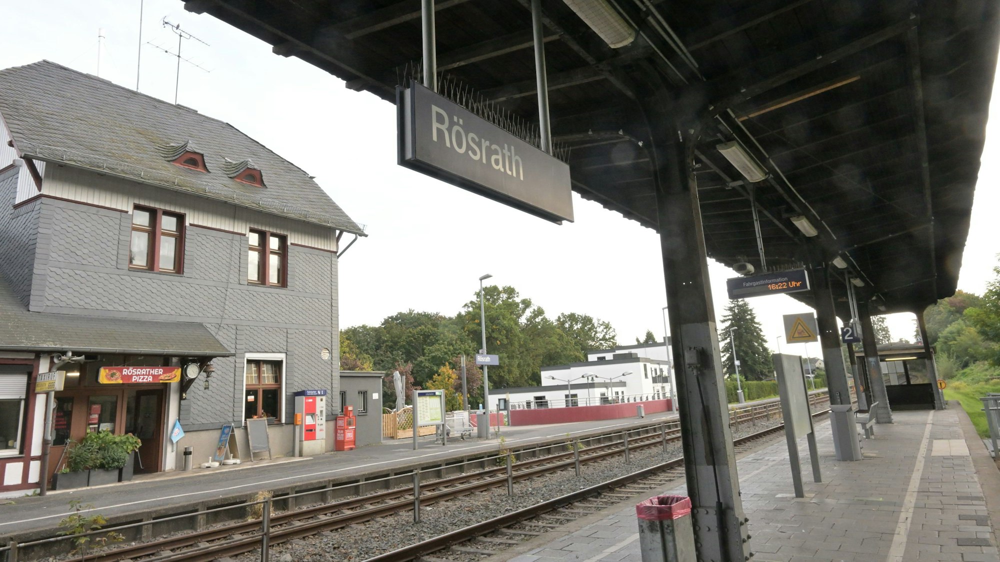 Vom Bahnsteig aus blickt man auf das Bahnhofsgebäude.